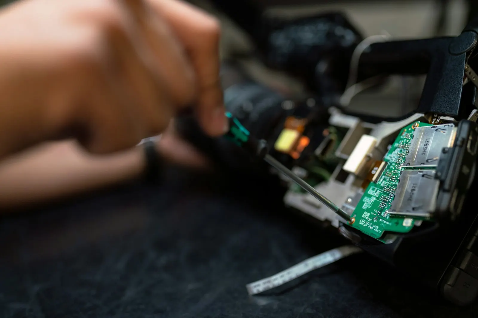 Técnico reparando electrodoméstico
